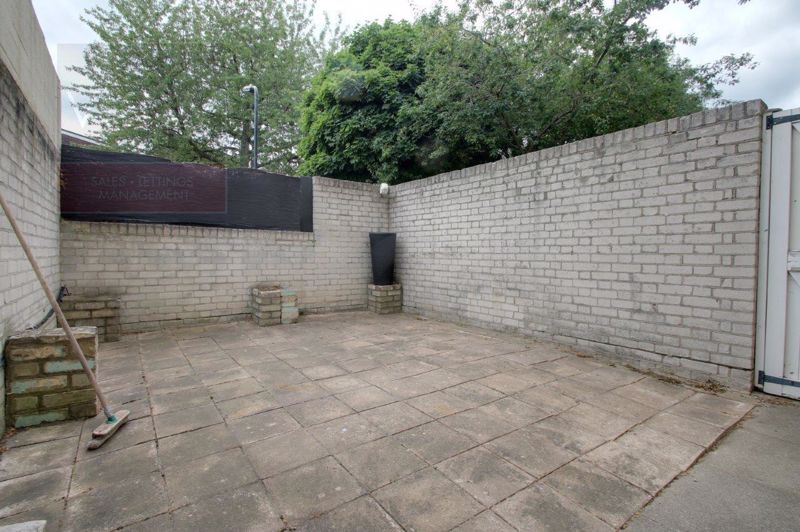 Flat Lyncott Crescent in Greater London