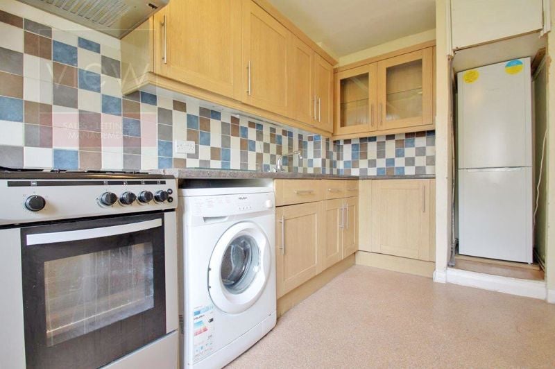 Flat Lyncott Crescent in Greater London