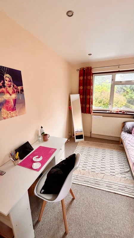 Room Roundhay Close in Greater London