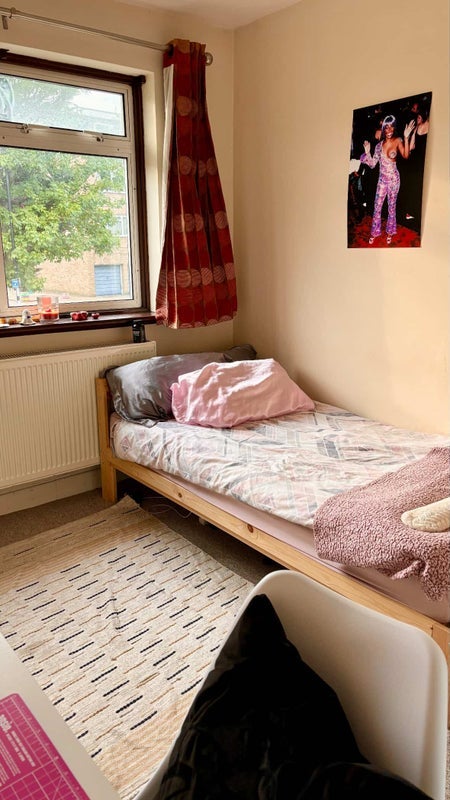 Room Roundhay Close in Greater London