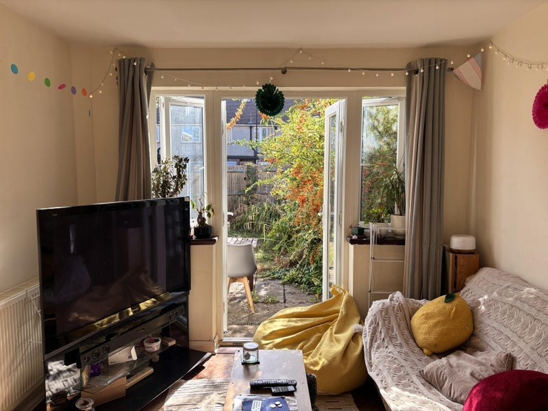 Room Roundhay Close in Greater London