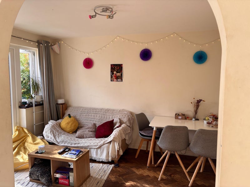 Room Roundhay Close in Greater London