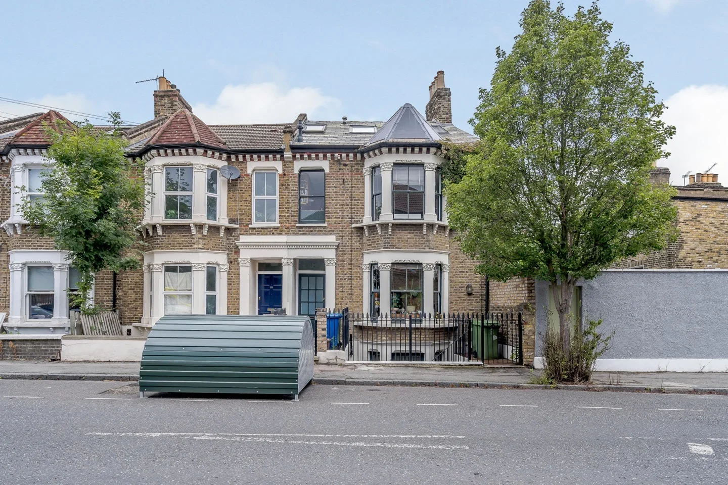 Flat Lyndhurst Grove in Greater London
