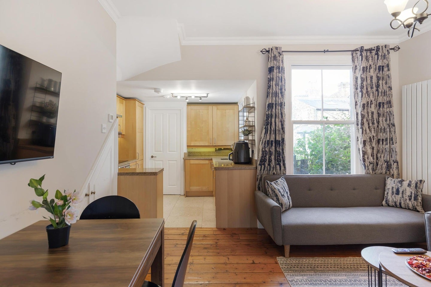 Flat Lyndhurst Grove in Greater London