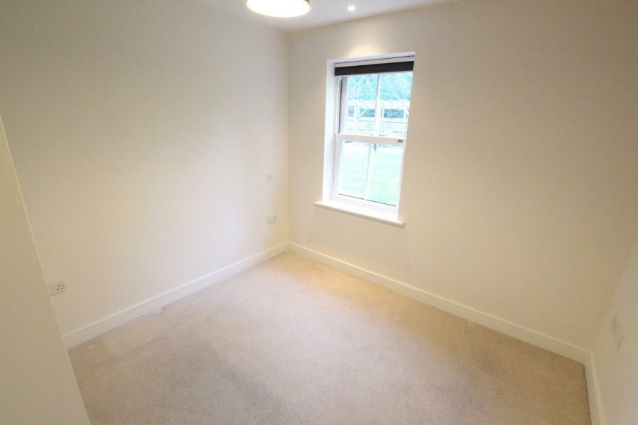 Flat Sheerwater Road in Woking
