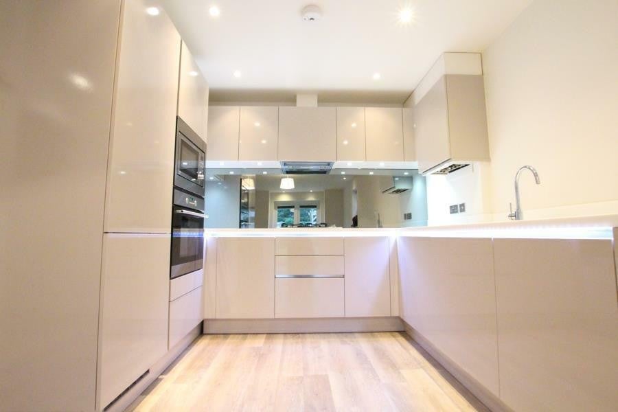 Flat Sheerwater Road in Woking