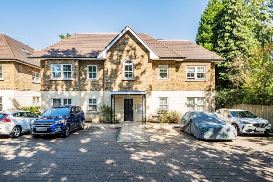 Flat Sheerwater Road in Woking