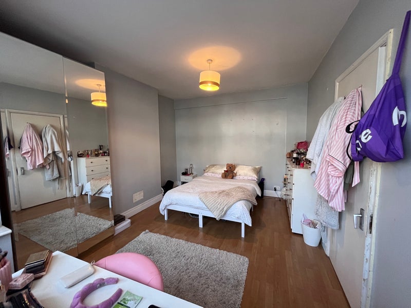Room Hebdon Road in Greater London