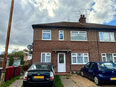 Flat Clifton Road in Slough