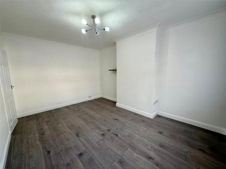 Flat Clifton Road in Slough
