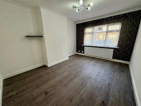 Flat Clifton Road in Slough