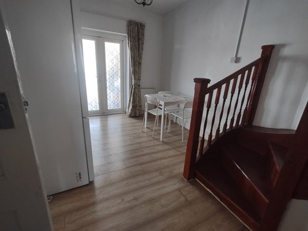 Flat Byron Avenue in London