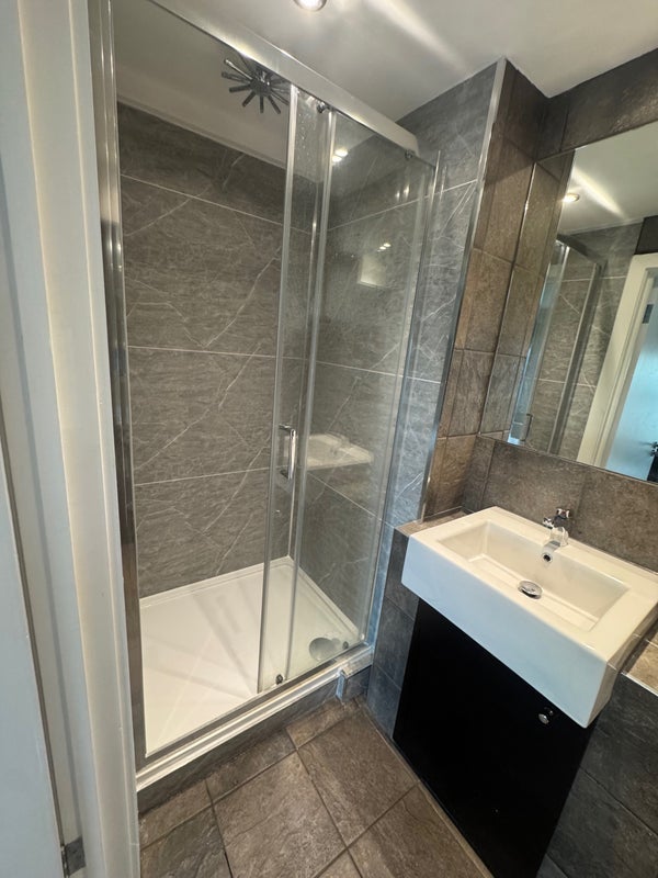 Flat Ducie Street in Greater London
