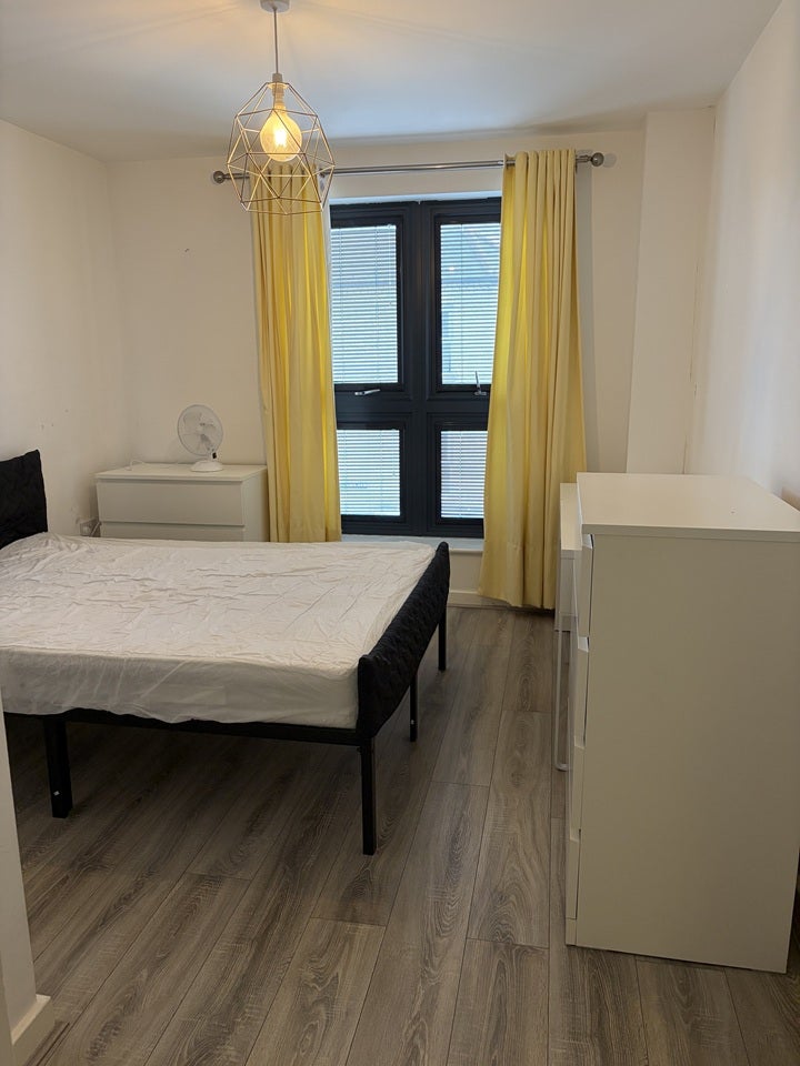 Flat Garratt Lane in Greater London