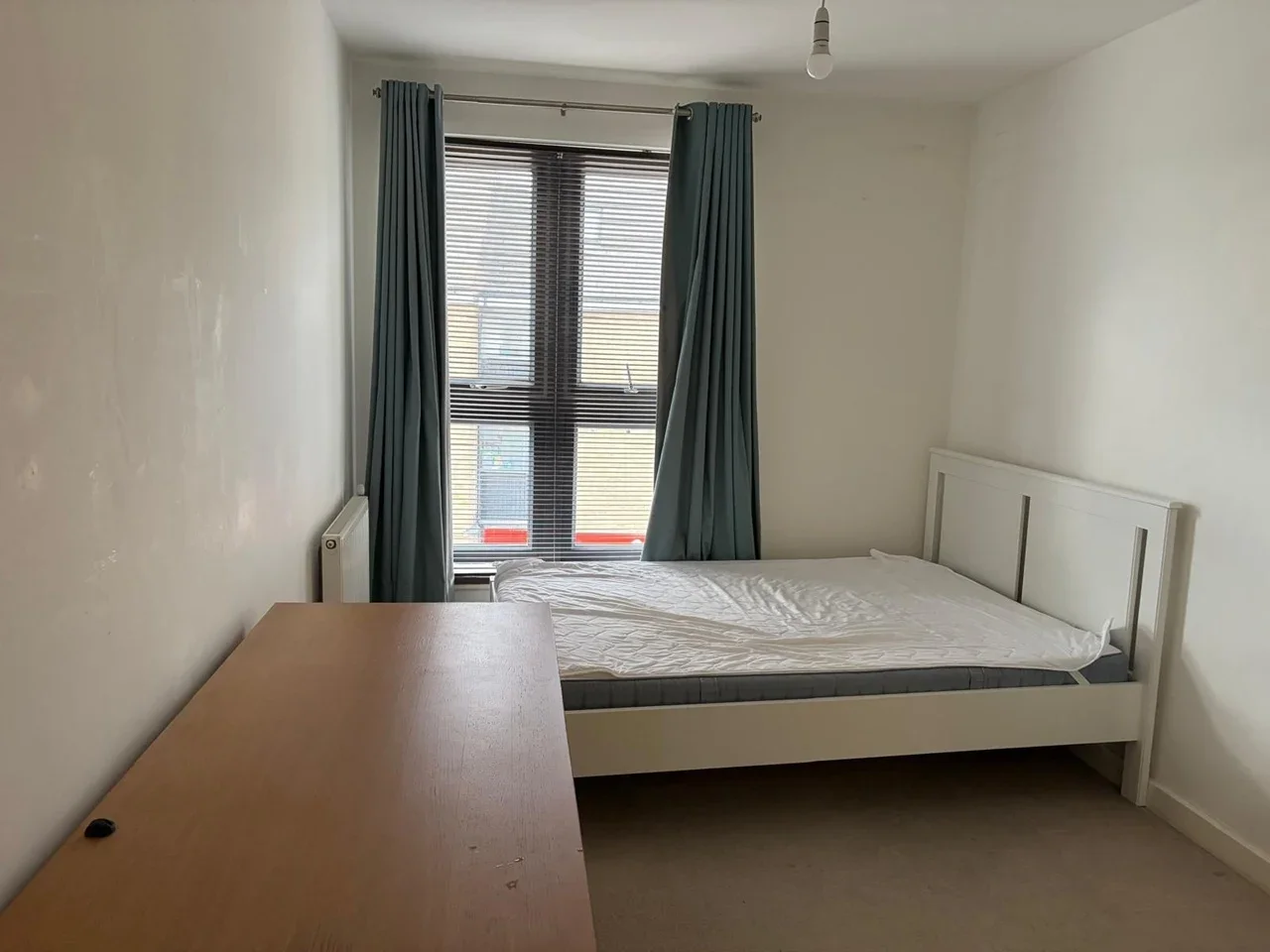 Flat Garratt Lane in Greater London