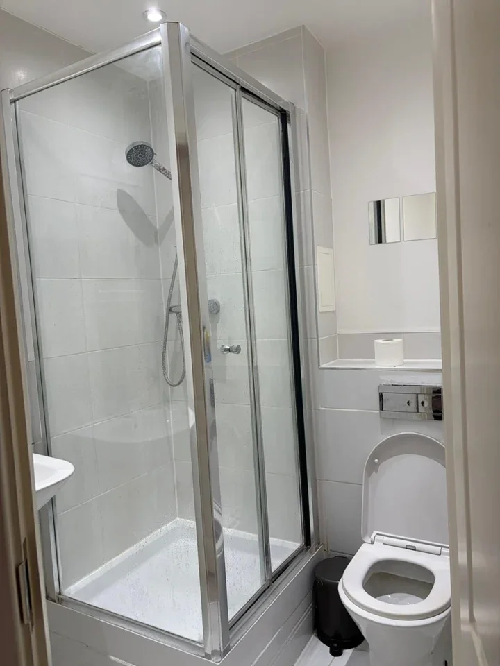 Flat Garratt Lane in Greater London
