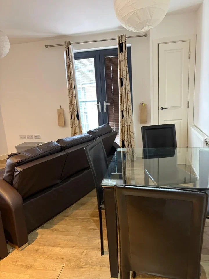 Flat Garratt Lane in Greater London