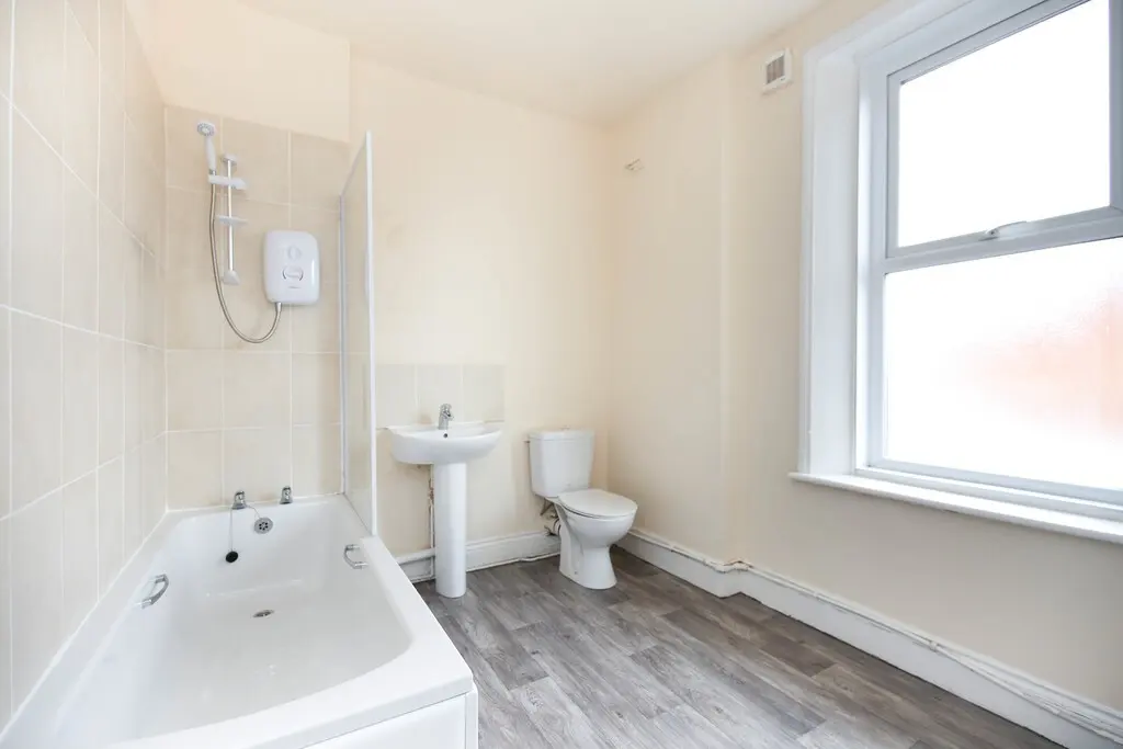 Flat Lonsdale Terrace in Newcastle upon Tyne