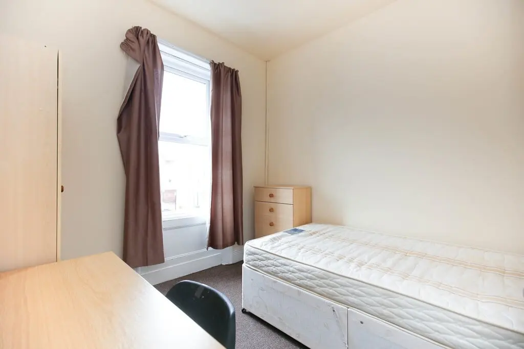 Flat Lonsdale Terrace in Newcastle upon Tyne