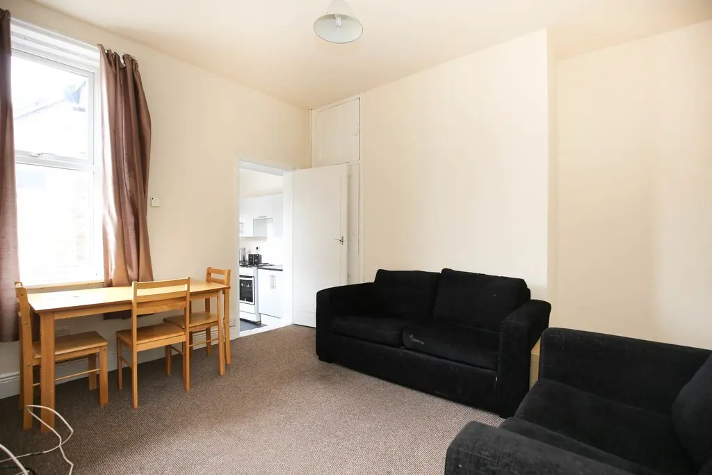 Flat Lonsdale Terrace in Newcastle upon Tyne