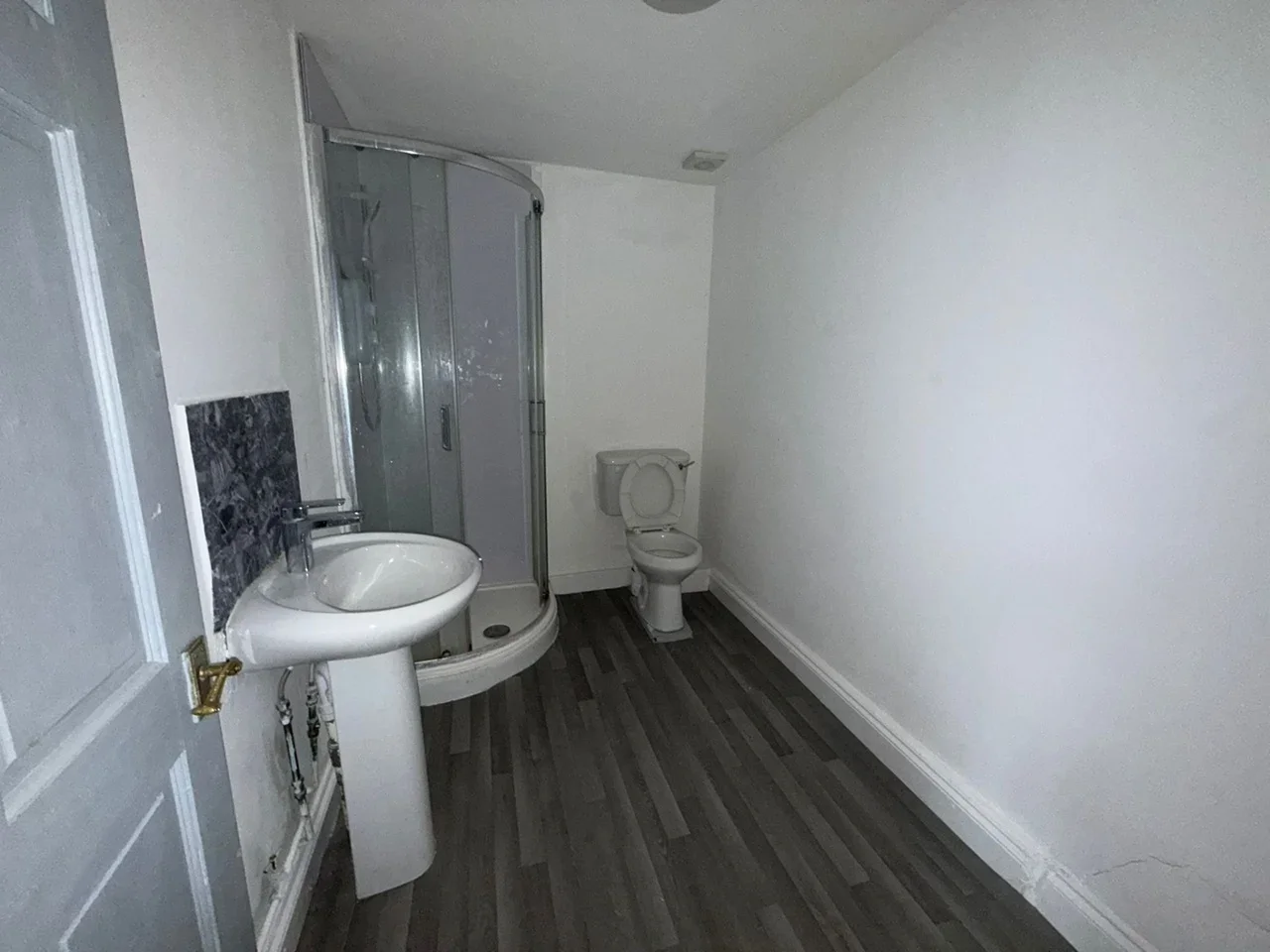 Flat Barnabas Road in Greater London