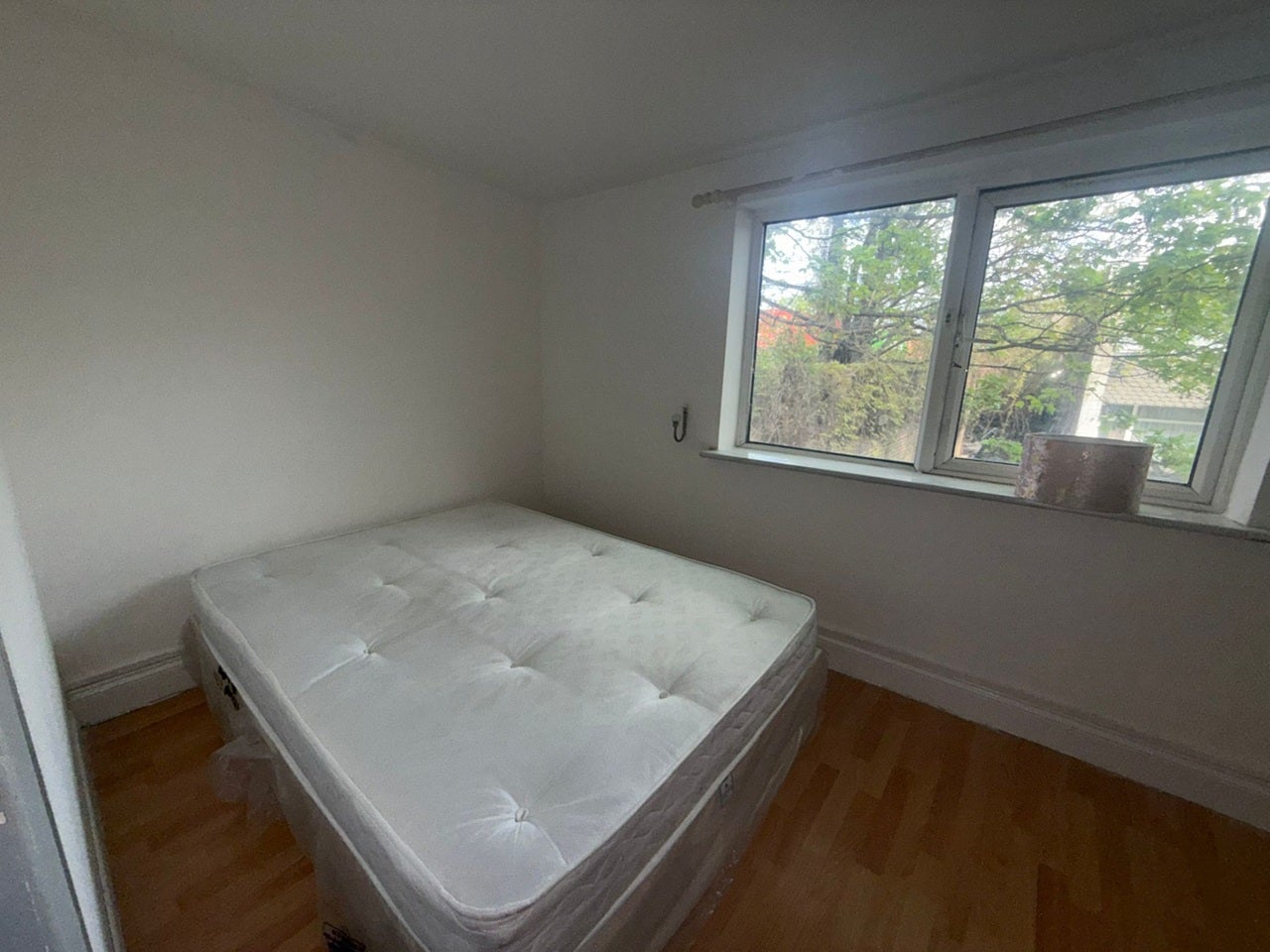 Flat Barnabas Road in Greater London