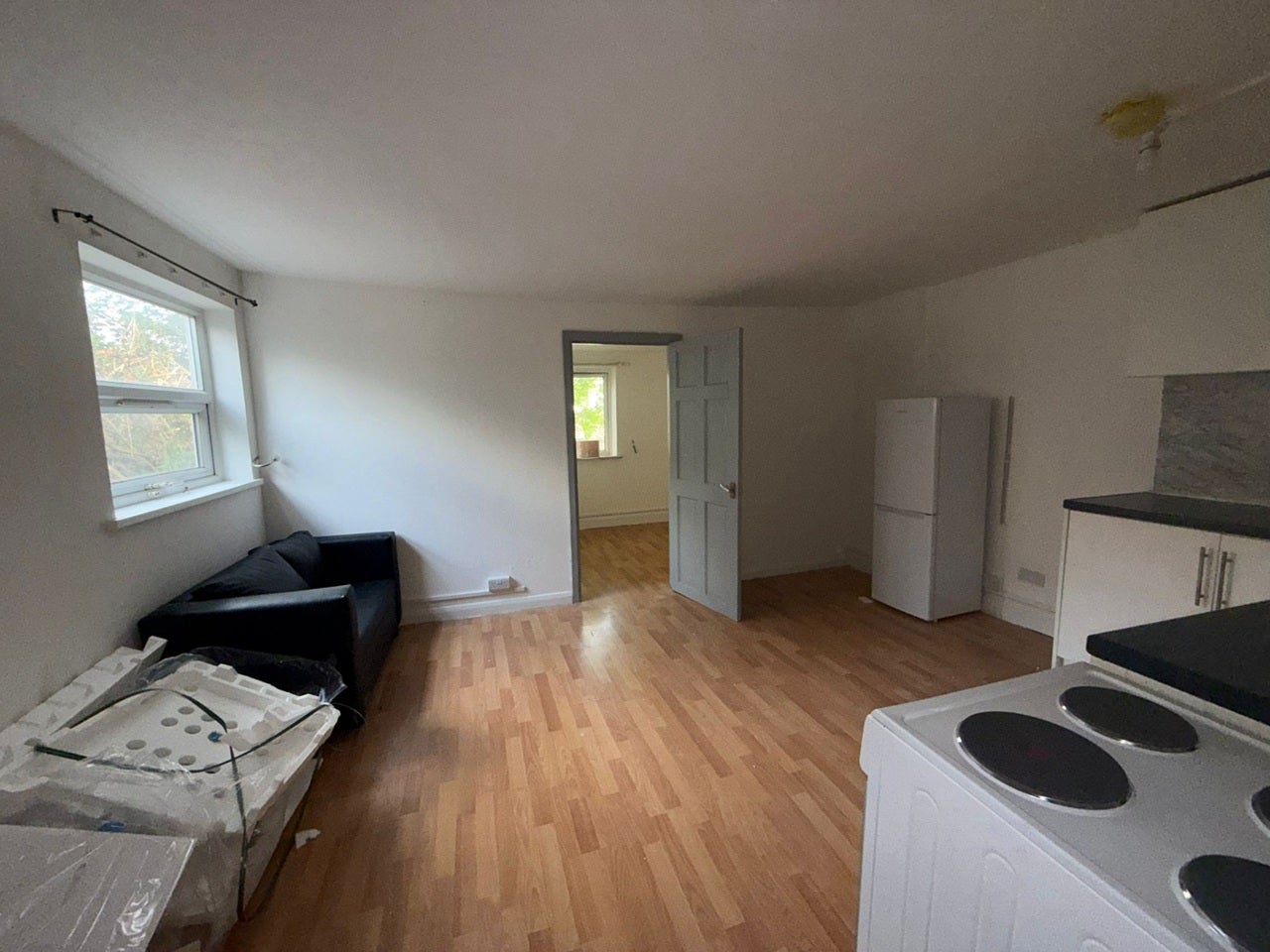 Flat Barnabas Road in Greater London