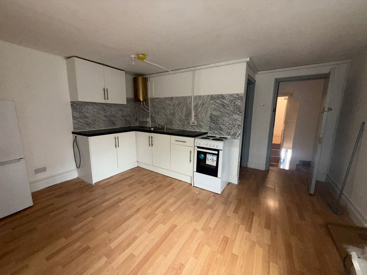 Flat Barnabas Road in Greater London
