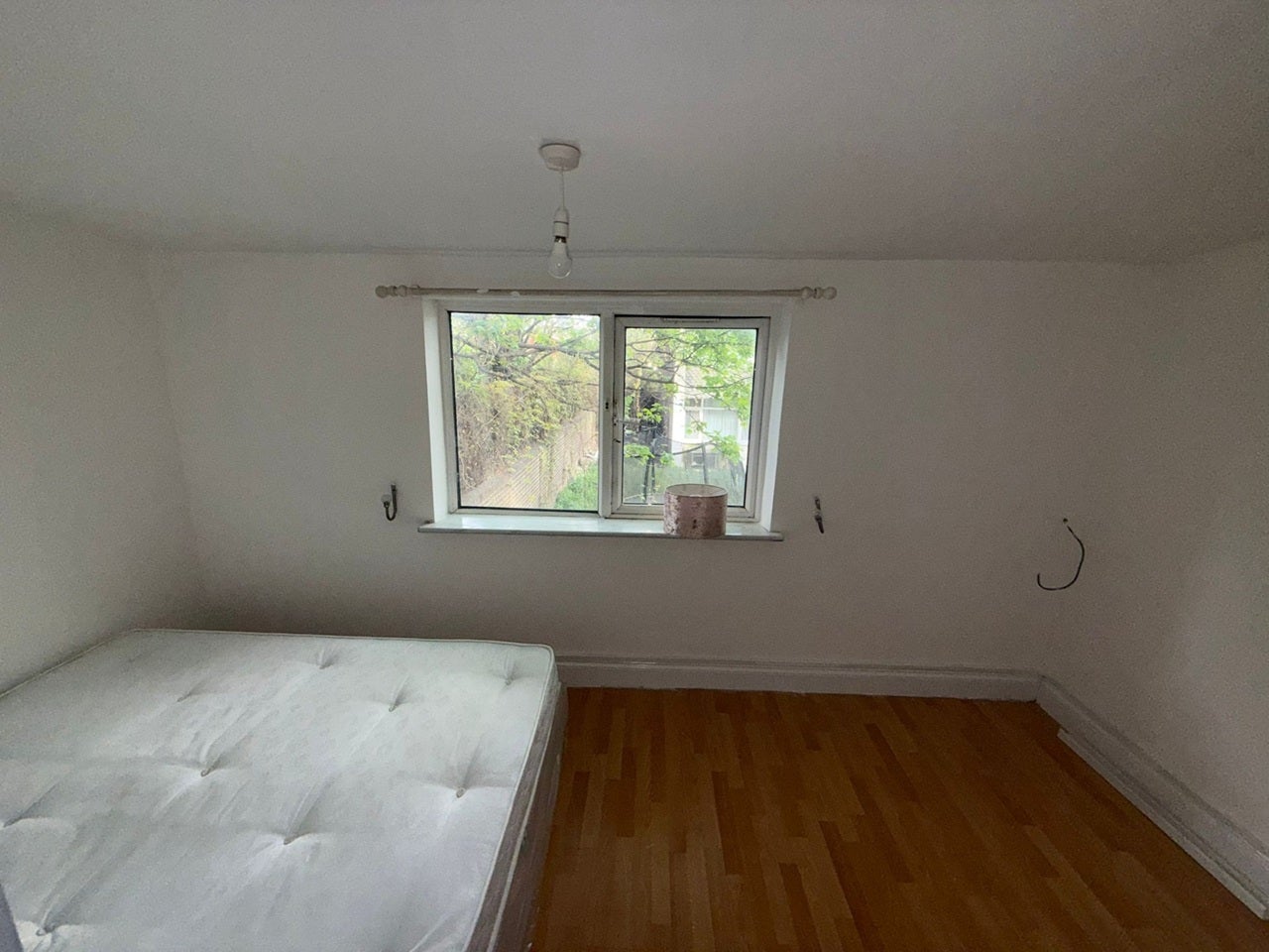 Flat Barnabas Road in Greater London