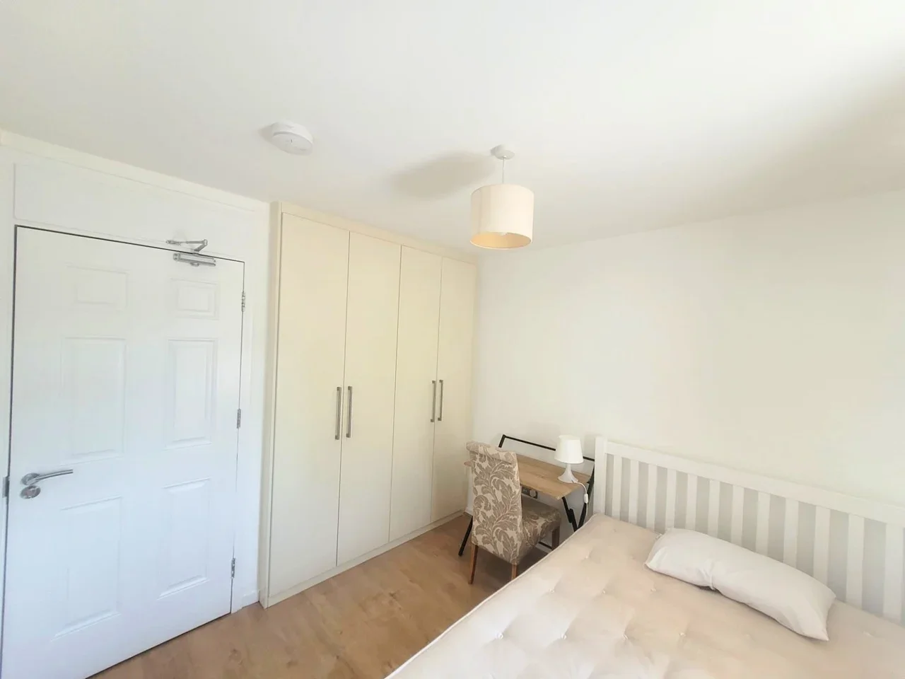 Room Acorn Way in Greater London