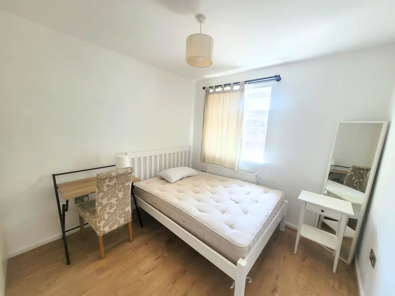 Room Acorn Way in Greater London