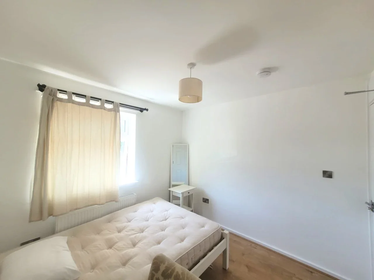 Room Acorn Way in Greater London
