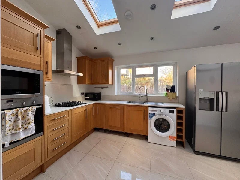Room Acorn Way in Greater London