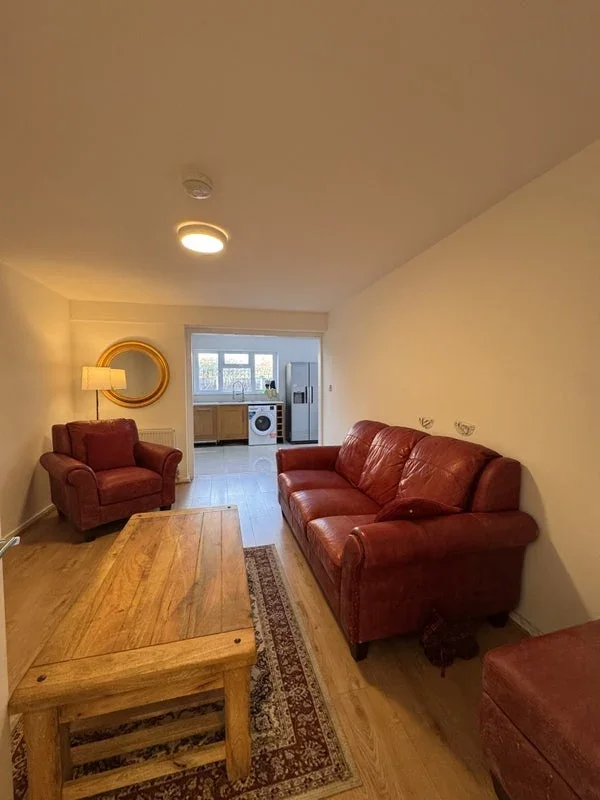 Room Acorn Way in Greater London