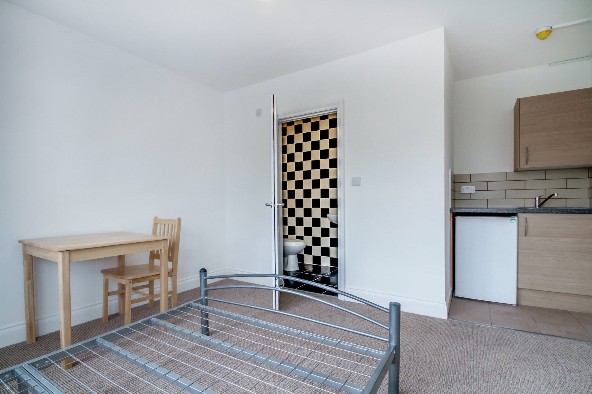 Room Ragstone Road in Slough