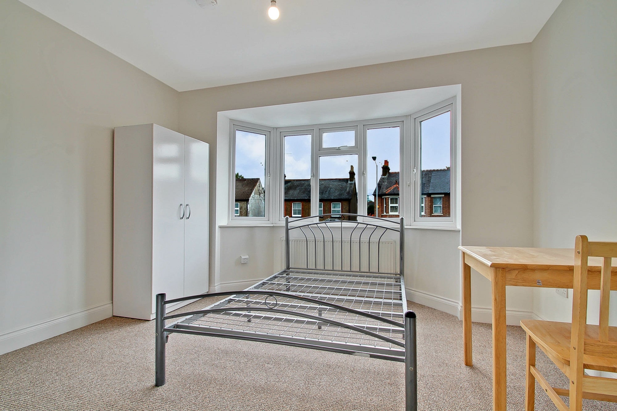 Room Ragstone Road in Slough