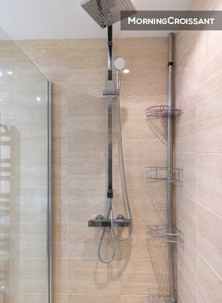 Flat Rue Mesnil in Paris