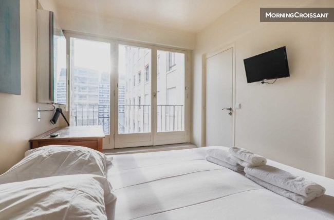 Flat Rue Mesnil in Paris