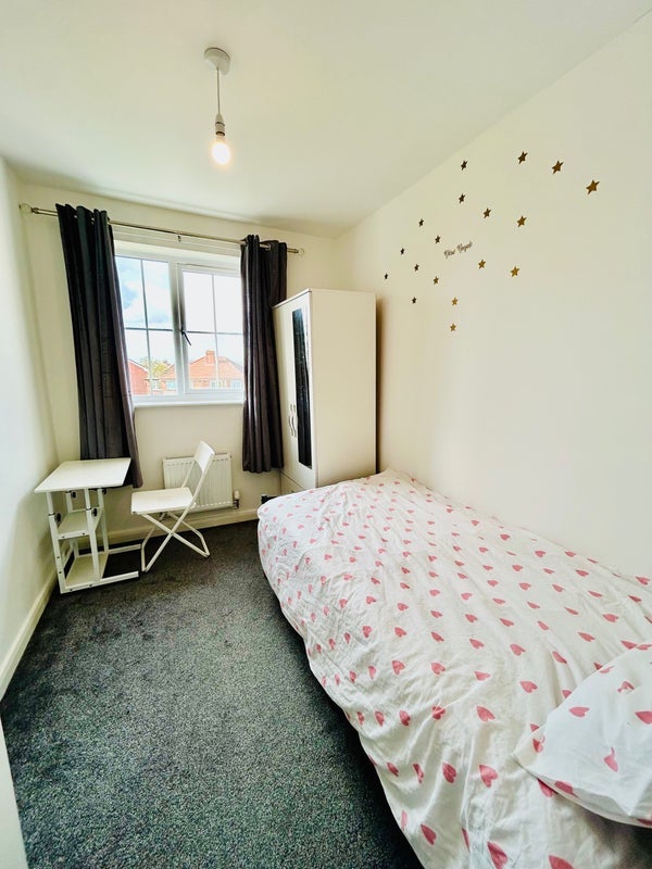 Room Grapevine Avenue in Manchester