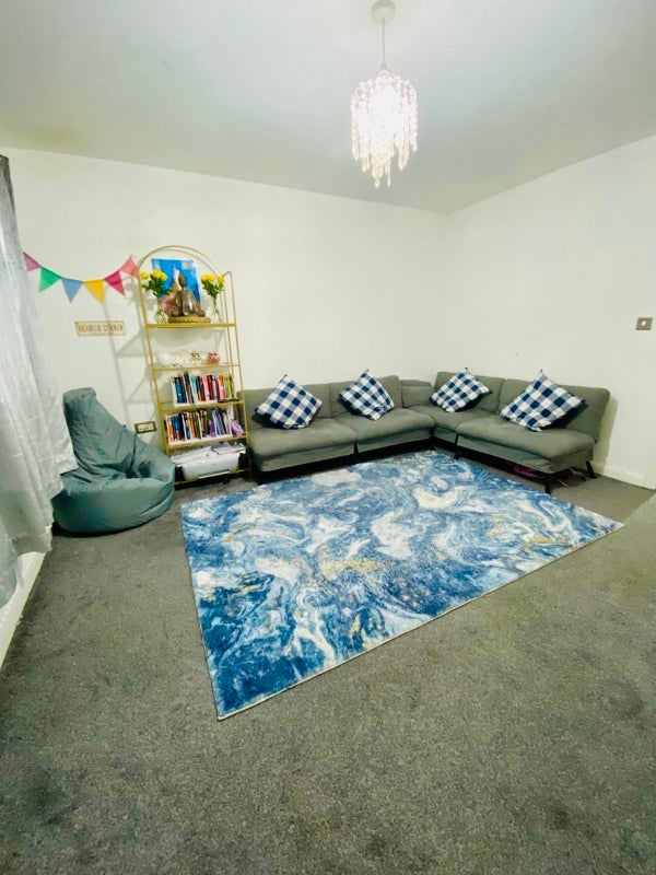 Room Grapevine Avenue in Manchester
