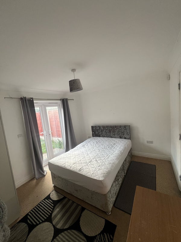 Room Waterford Place in Wakefield