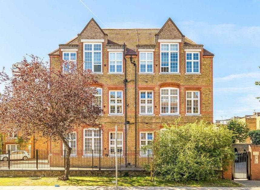 Flat Battersea Park Road in Greater London