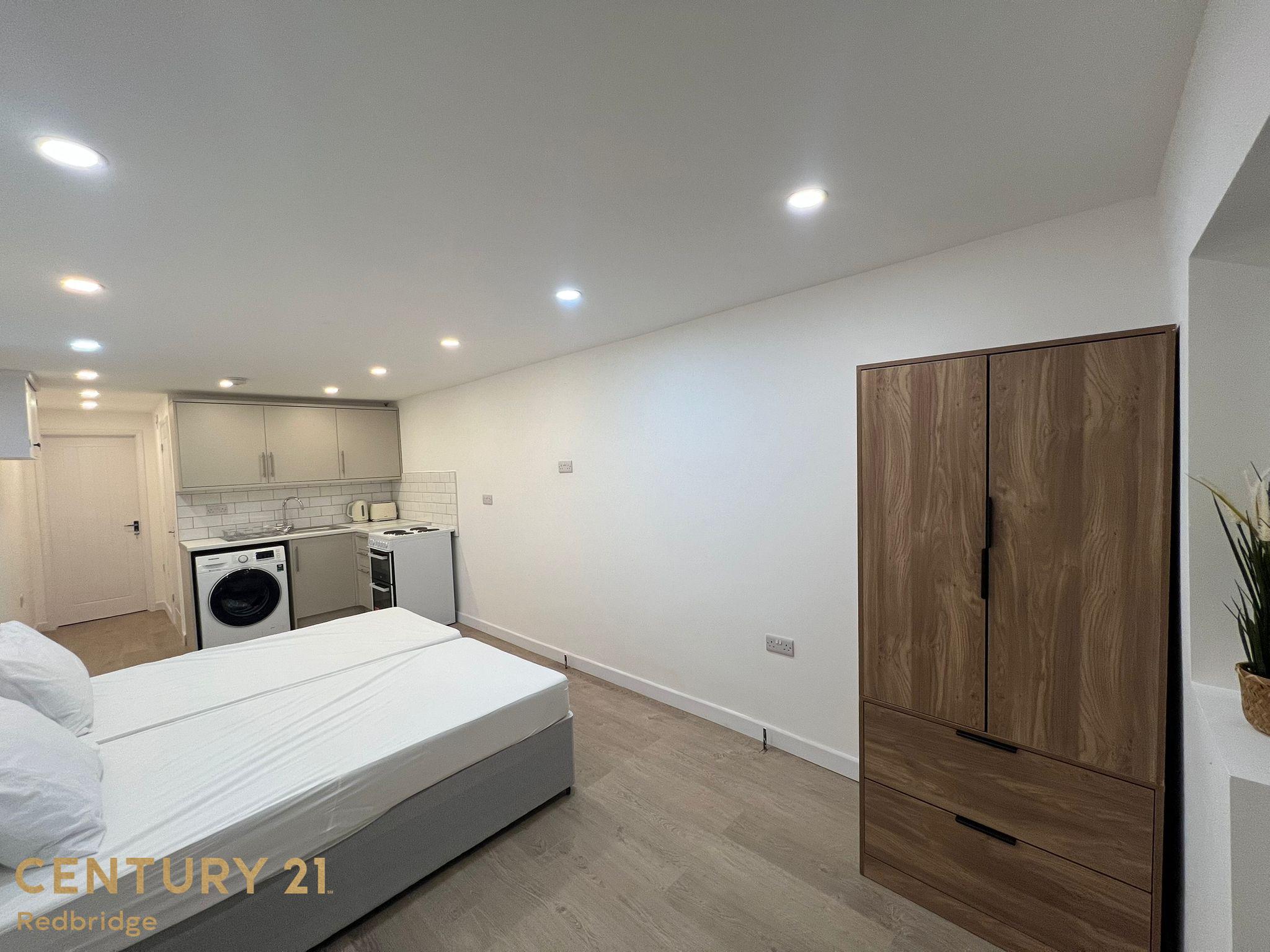Room Lonsdale Crescent in Greater London