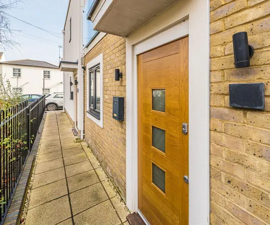 Flat Kemble Close in Walton-on-Thames