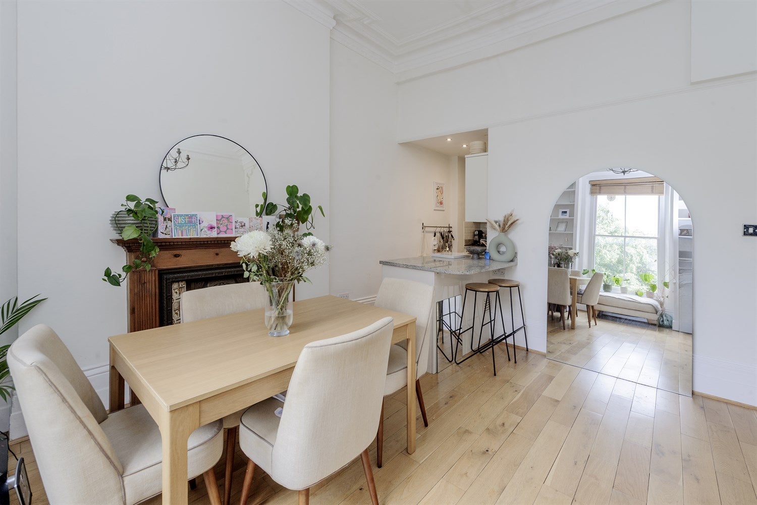 Flat Arundel Gardens in Greater London