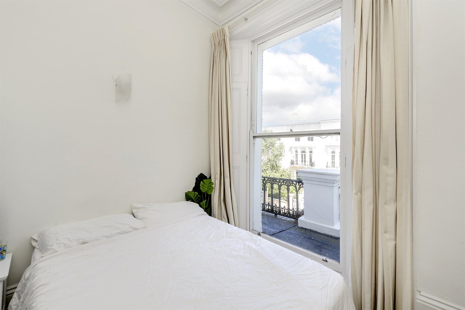 Flat Arundel Gardens in Greater London