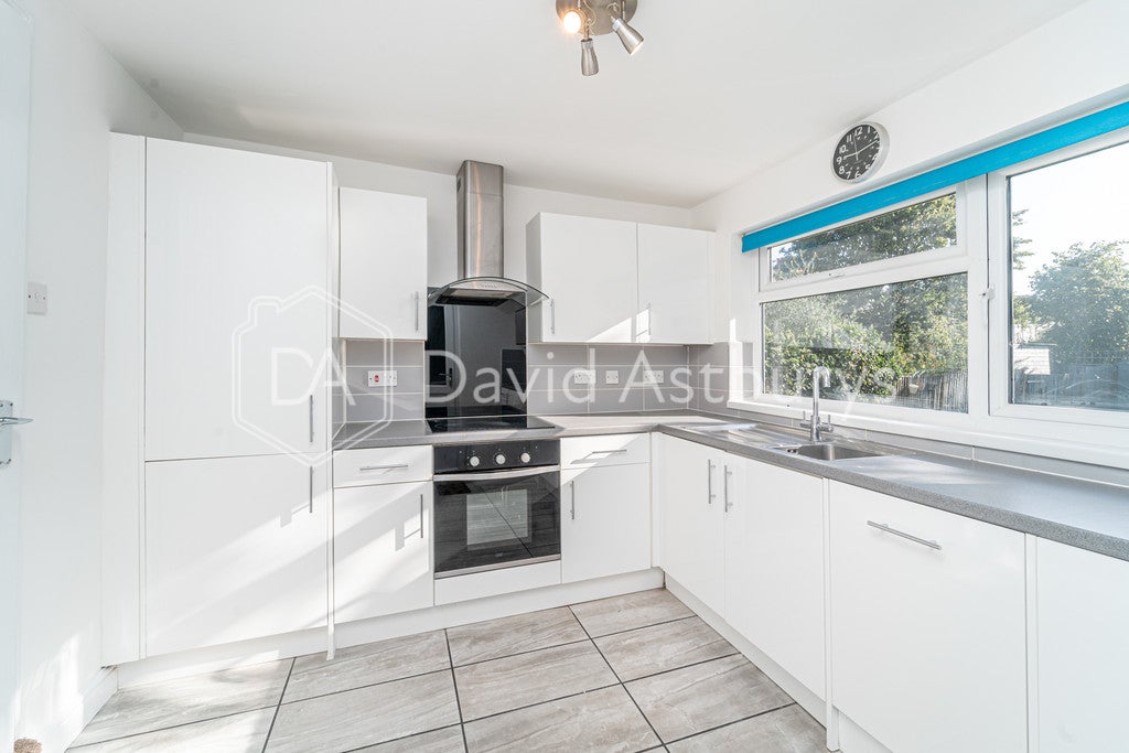 Flat Palmerston Road in Greater London