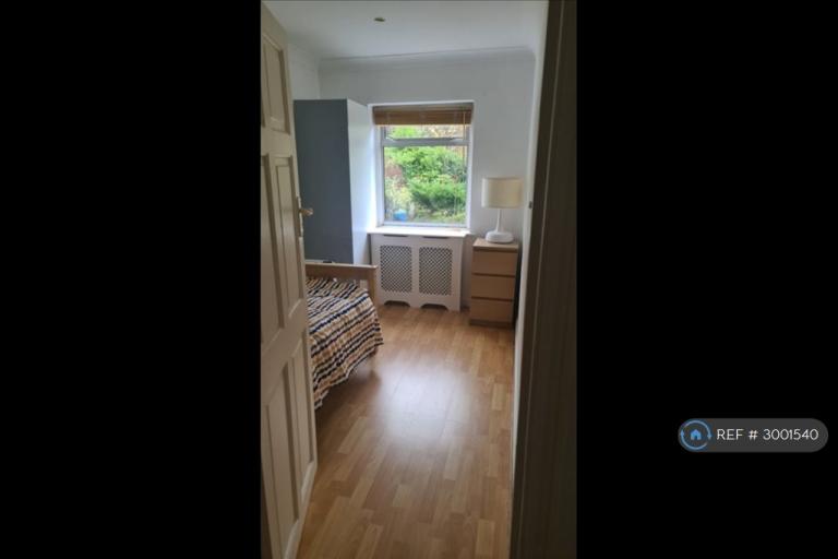 Flat Cavendish Avenue in Greater London