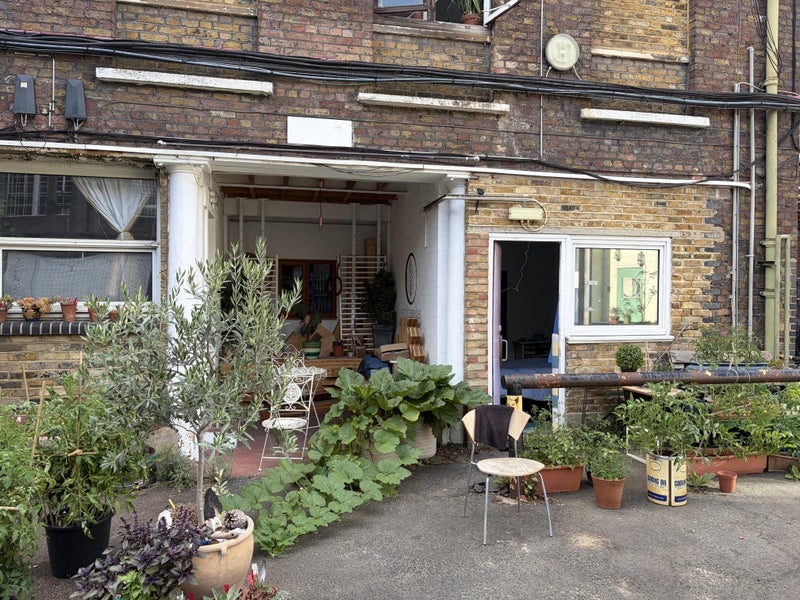 Room Smeed Road in Greater London