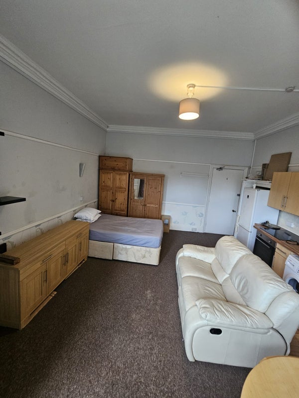 Room Central Drive in Bournemouth